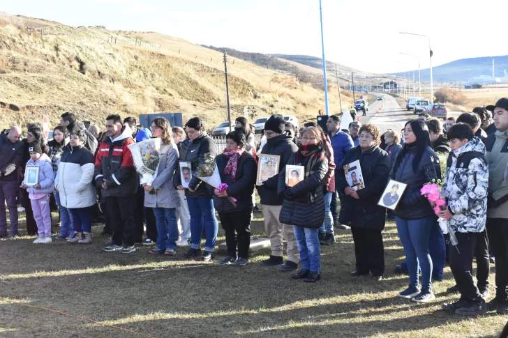 En la mañana del sábado, familiares, amigos y comunidad en general recordaron a los 14 mineros de YCRT. FOTO: JOSÉ NAVEA/LA OPINIÓN AUSTRAL En la mañana del sábado, familiares, amigos y comunidad en general recordaron a los 14 mineros de YCRT. FOTO: JOSÉ NAVEA/LA OPINIÓN AUSTRAL