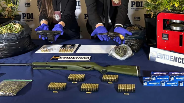 Agentes exhibiendo las armas incautadas. (FOTO: EL MAGALLÁNICO) Agentes exhibiendo las armas incautadas. (FOTO: EL MAGALLÁNICO)