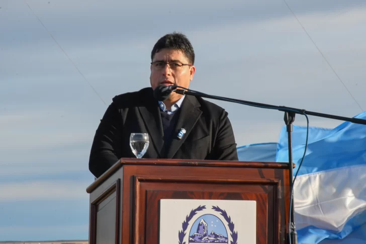 Vidal sobre el episodio de padres violentos en una escuela de Caleta Olivia: “Se ha perdido el respeto a los símbolos patrios”