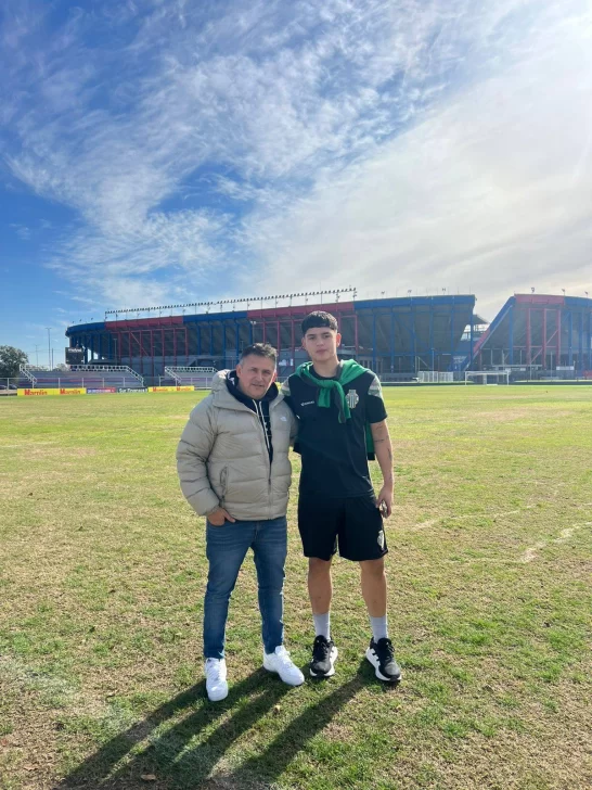  Leonardo Mata junto a Lautaro Werle en el predio del Ciclón.