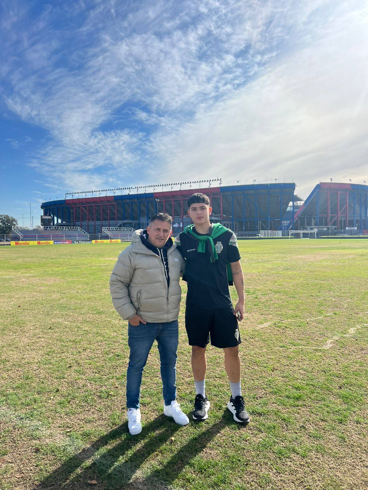  Leonardo Mata junto a Lautaro Werle en el predio del Ciclón.