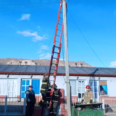Bomberos de El Calafate controlaron un principio de incendio en el tendido eléctrico