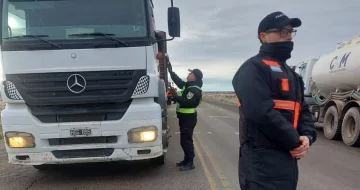 Dos personas eran buscadas por la Justicia y fueron demorados en controles en Santa Cruz Dos personas eran buscadas por la Justicia y fueron demorados en controles en Santa Cruz