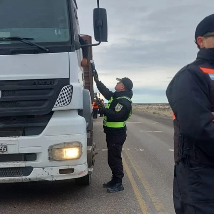 Dos personas eran buscadas por la Justicia y fueron demorados en controles en Santa Cruz