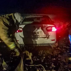 Bomberos de Santa Cruz salvaron al conductor de un auto atrapado en el barro del circuito costero