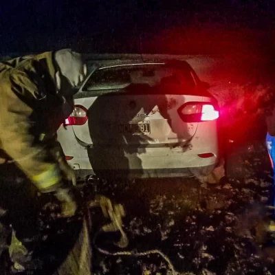 Bomberos de Santa Cruz salvaron al conductor de un auto atrapado en el barro del circuito costero