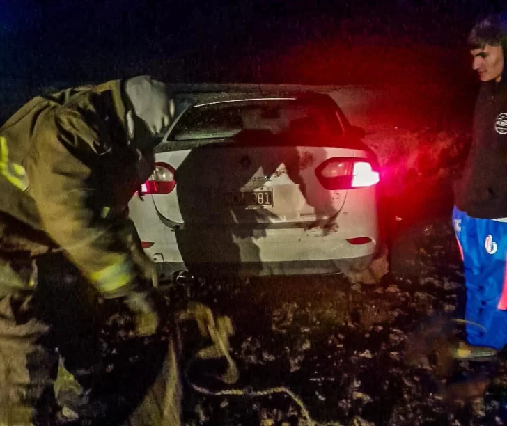 Bomberos de Santa Cruz salvaron al conductor de un auto atrapado en el barro del circuito costero