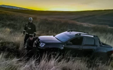 Una camioneta despistó cerca de Rospentek y debió ser asistida por bomberos Una camioneta despistó cerca de Rospentek y debió ser asistida por bomberos