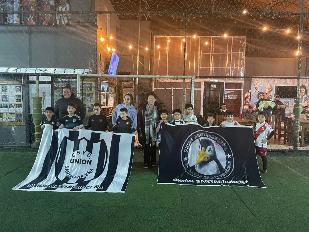  La Subcomisión de padres de la escuela de fútbol, posó junto a los 