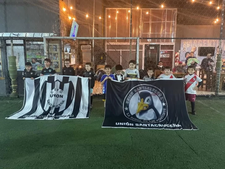 Unión estrena sus nuevas banderas en la previa de la gran final de la Liga Fútbol Sur