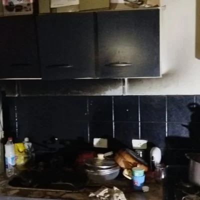 Un bidón con combustible se derramó en un colchón y provocó un principio de incendio