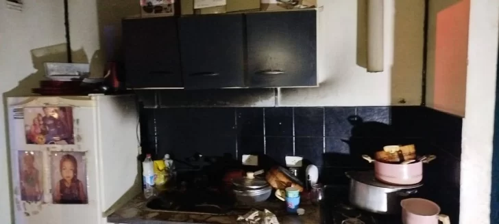 Un bidón con combustible se derramó en un colchón y provocó un principio de incendio