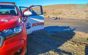 Turistas quedaron con su vehículo atascado en el barro y debieron ser auxiliados por bomberos Turistas quedaron con su vehículo atascado en el barro y debieron ser auxiliados por bomberos