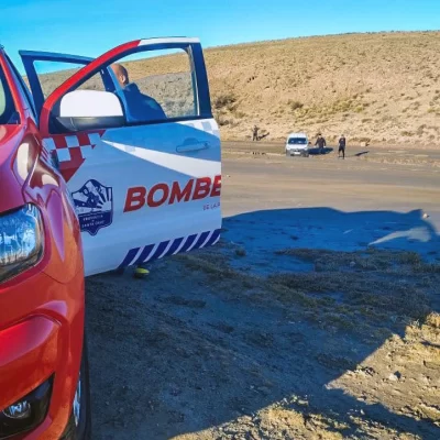 Turistas quedaron con su vehículo atascado en el barro y debieron ser auxiliados por bomberos