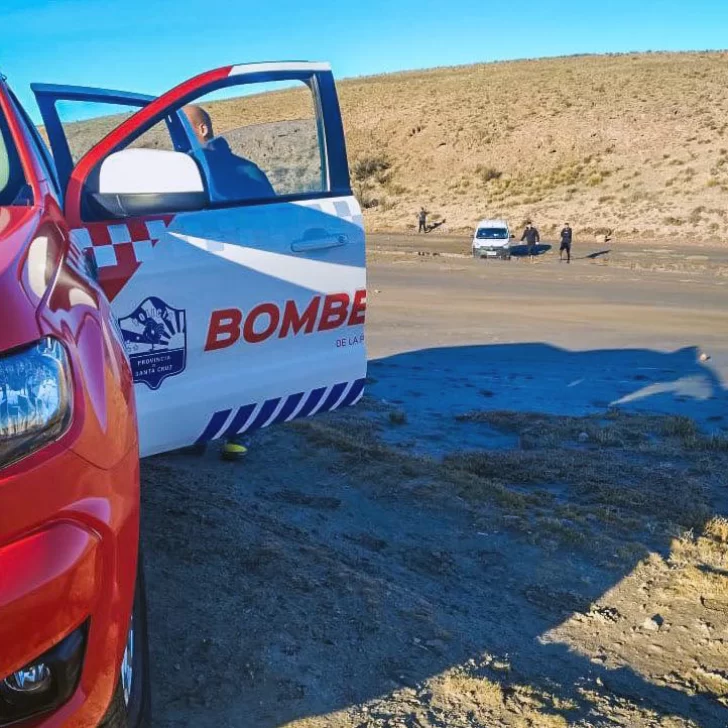 Turistas quedaron con su vehículo atascado en el barro y debieron ser auxiliados por bomberos Turistas quedaron con su vehículo atascado en el barro y debieron ser auxiliados por bomberos