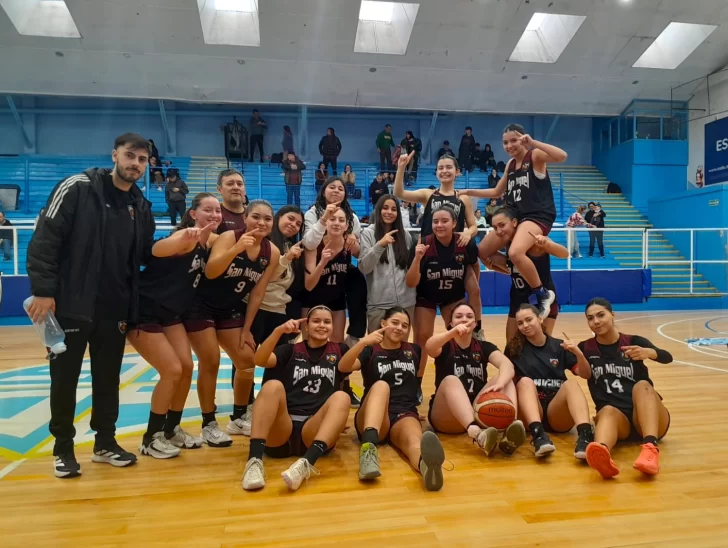 El equipo campeón de San Miguel femenino, tras la victoria en la final ante Hispano, en el Tito Wilson. El equipo campeón de San Miguel femenino, tras la victoria en la final ante Hispano, en el Tito Wilson.
