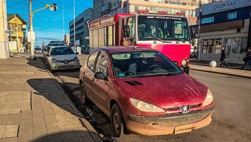 Un derrame de combustible movilizó a bomberos y fuerzas de seguridad en pleno centro de Río Gallegos