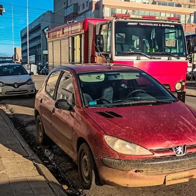 Un derrame de combustible movilizó a bomberos y fuerzas de seguridad en pleno centro de Río Gallegos