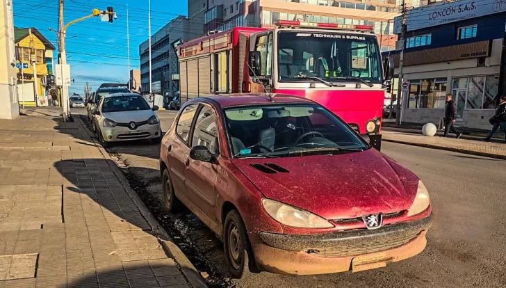 Un derrame de combustible movilizó a bomberos y fuerzas de seguridad en pleno centro de Río Gallegos