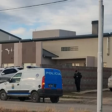 Inseguridad en el barrio Procrear: buscan al delincuente que se llevó cubiertas de un auto Inseguridad en el barrio Procrear: buscan al delincuente que se llevó cubiertas de un auto