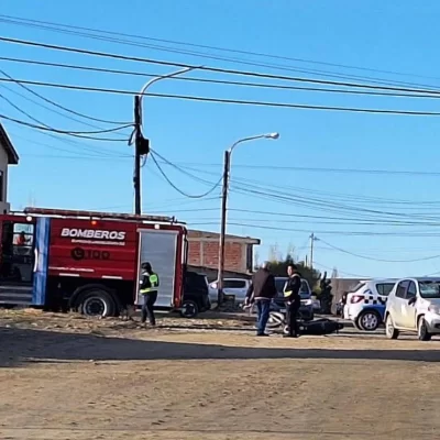 Dos hombres al hospital tras violento choque entre un auto y una moto en Piedra Buena