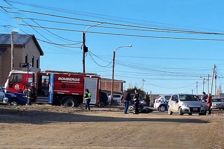 Dos hombres al hospital tras violento choque entre un auto y una moto en Piedra Buena