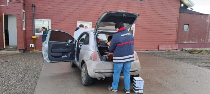 El argentino circulaba a bordo de un Fiat 500; momento en el que era requisado. (FOTO: SOBERANÍA RADIO) El argentino circulaba a bordo de un Fiat 500; momento en el que era requisado. (FOTO: SOBERANÍA RADIO)