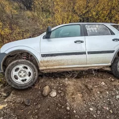 Perdió el control de la camioneta, volcó y casi cae al vacío en el norte de Santa Cruz