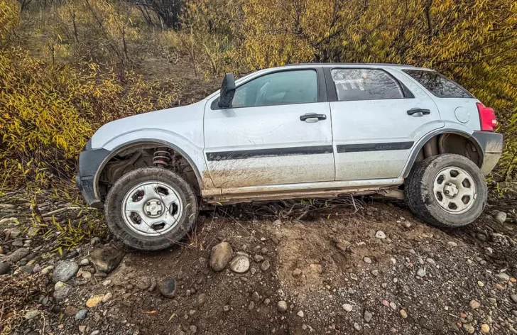 Perdió el control de la camioneta, volcó y casi cae al vacío en el norte de Santa Cruz