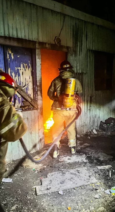 Río Gallegos: Se calefaccionaba con una salamandra, provocó un incendio y se salvó de milagro