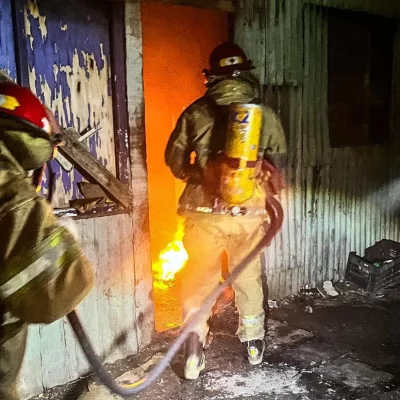 Río Gallegos: Se calefaccionaba con una salamandra, provocó un incendio y se salvó de milagro Río Gallegos: Se calefaccionaba con una salamandra, provocó un incendio y se salvó de milagro