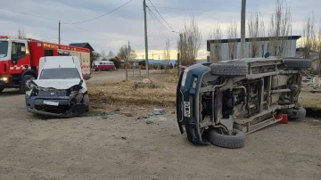 Impactante choque y vuelco en El Calafate: dos hombres resultaron heridos Impactante choque y vuelco en El Calafate: dos hombres resultaron heridos
