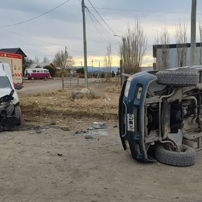 Impactante choque y vuelco en El Calafate: dos hombres resultaron heridos