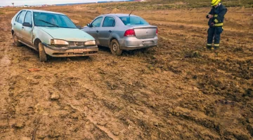Tres autos quedaron atrapados en el barro en el Circuito Costero de San Julián Tres autos quedaron atrapados en el barro en el Circuito Costero de San Julián