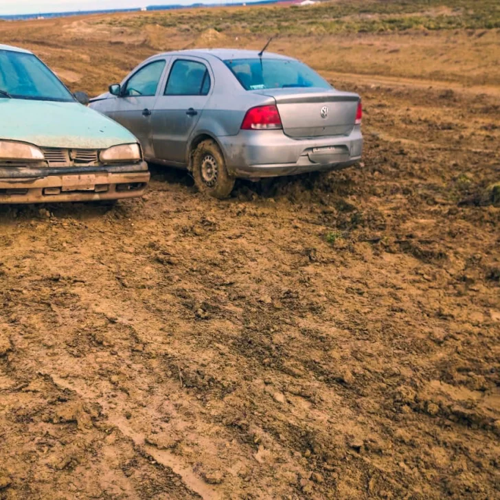 Tres autos quedaron atrapados en el barro en el Circuito Costero de San Julián