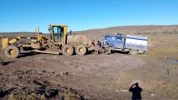 Turistas quedaron varados en el barro y debieron ser rescatados por bomberos Turistas quedaron varados en el barro y debieron ser rescatados por bomberos