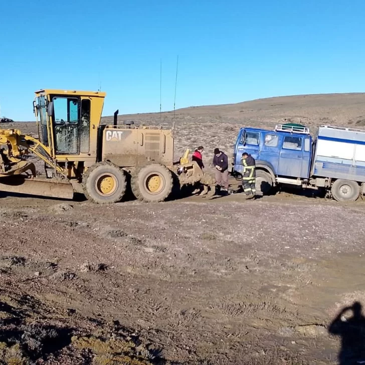 Turistas quedaron varados en el barro y debieron ser rescatados por bomberos Turistas quedaron varados en el barro y debieron ser rescatados por bomberos