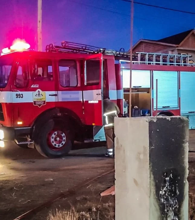 Bomberos controlaron un principio de incendio en un pilar de luz