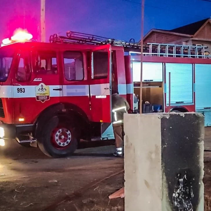 Bomberos controlaron un principio de incendio en un pilar de luz