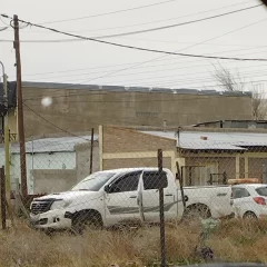 Menor al volante perdió el control de una camioneta y terminó dentro de un patio
