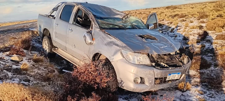 La camioneta quedó completamente destrozada. (FOTO: PERIÓDICO LAS HERAS) La camioneta quedó completamente destrozada. (FOTO: PERIÓDICO LAS HERAS)