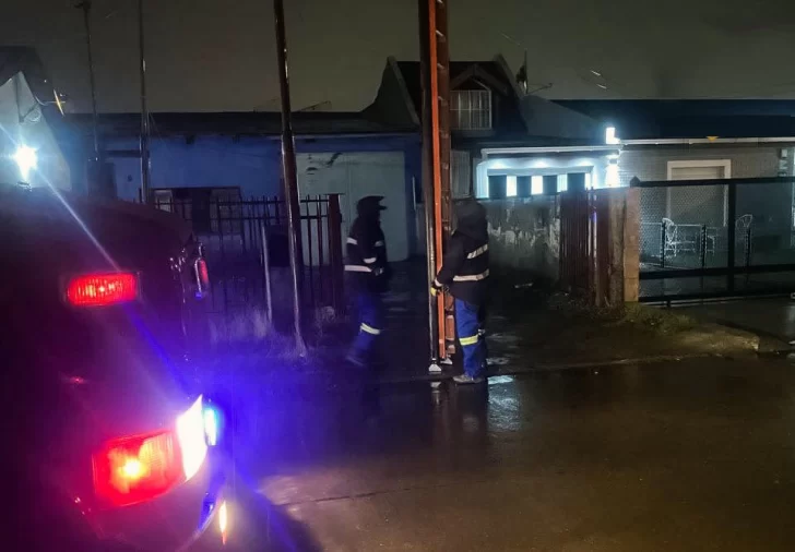 Bomberos y Servicios Públicos evitaron un posible siniestro por un cable eléctrico en Río Gallegos