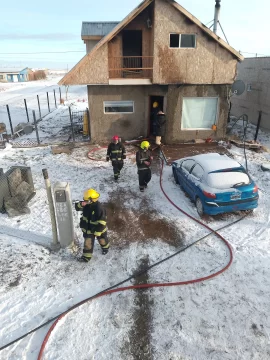 Las llamas se apoderaron de una casa del barrio Ayres Argentinos y una familia se salvó de milagro Las llamas se apoderaron de una casa del barrio Ayres Argentinos y una familia se salvó de milagro