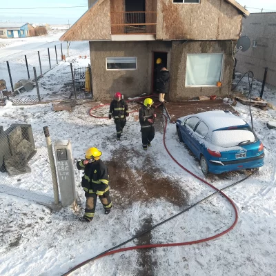 Las llamas se apoderaron de una casa del barrio Ayres Argentinos y una familia se salvó de milagro