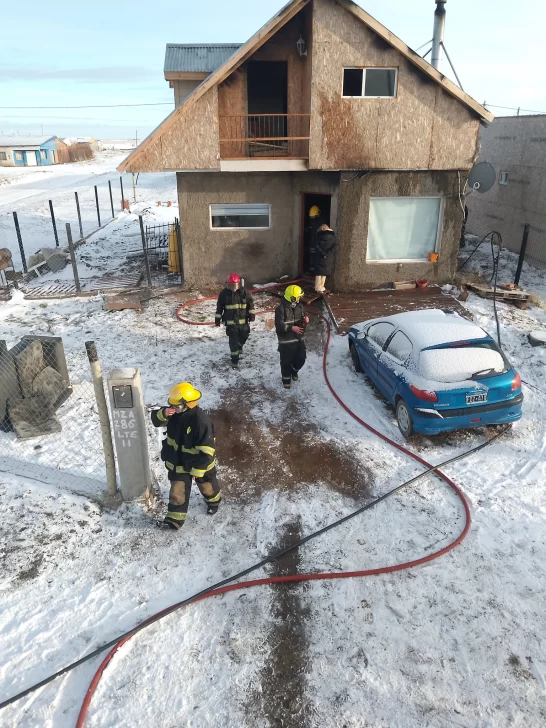 Las llamas se apoderaron de una casa del barrio Ayres Argentinos y una familia se salvó de milagro