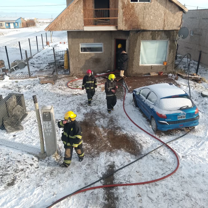 Las llamas se apoderaron de una casa del barrio Ayres Argentinos y una familia se salvó de milagro