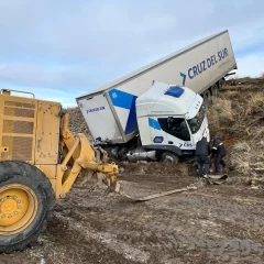 Un camión de gran porte despistó cerca de Gobernador Mayer debido a la escarcha