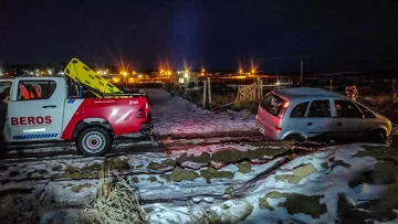 Bomberos asistieron dos rescates vehiculares por escarcha en El Calafate y Puerto Deseado Bomberos asistieron dos rescates vehiculares por escarcha en El Calafate y Puerto Deseado