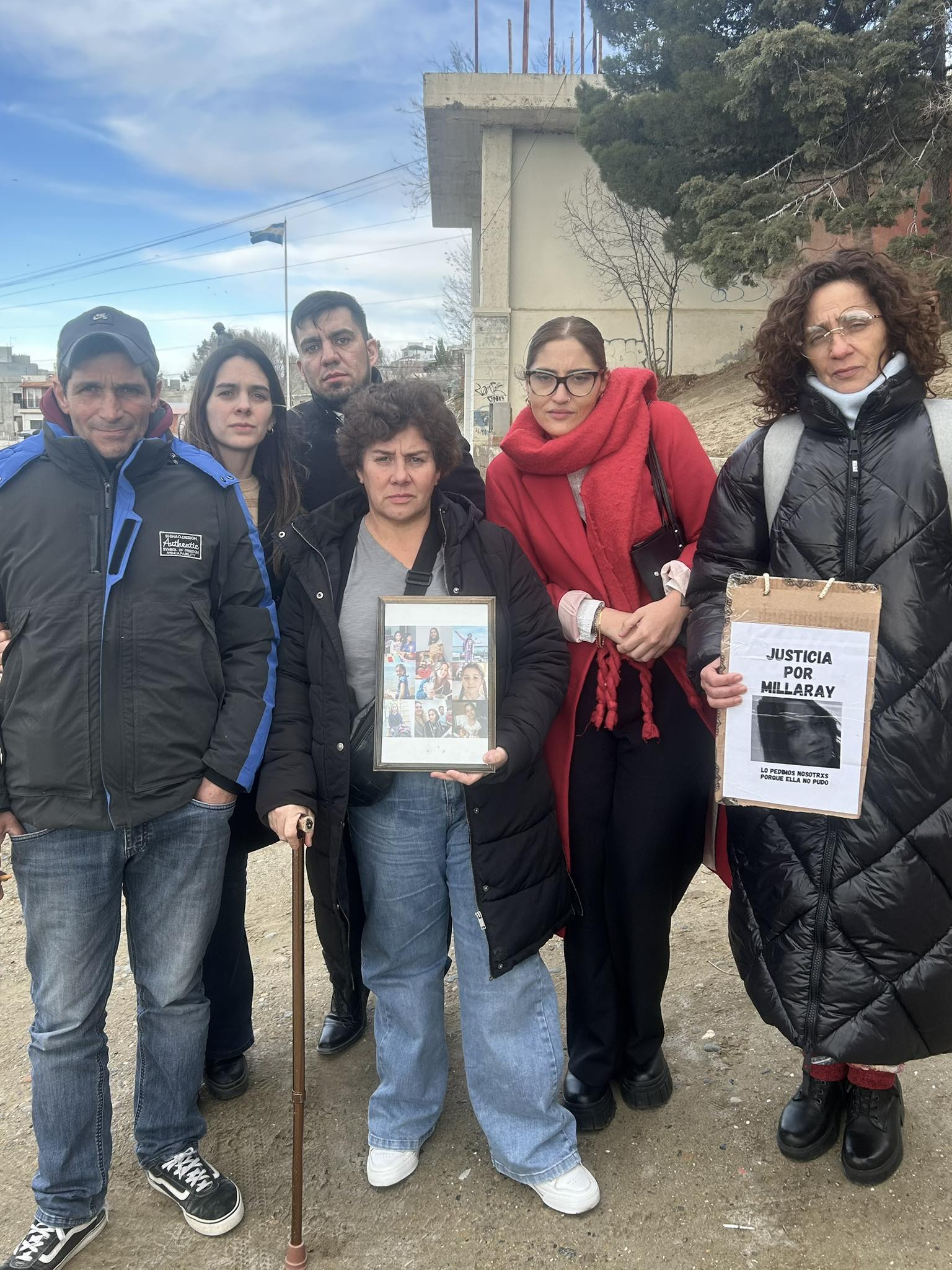  Los familiares de la víctima tras la última jornada de juicio. (FOTO: LA OPINIÓN AUSTRAL)