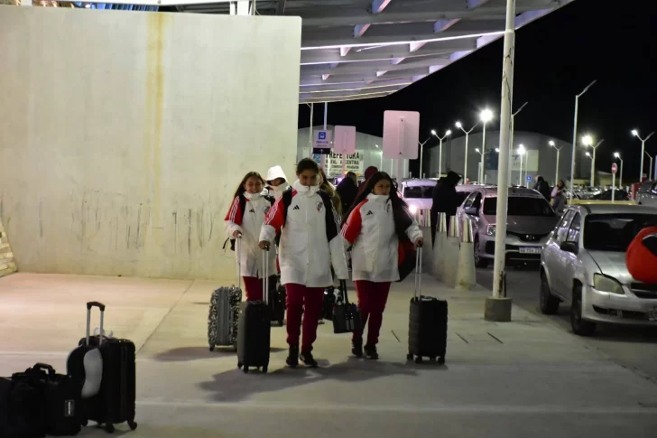 River femenino ya está en Comodoro: una visita histórica que enaltece al fútbol patagónico